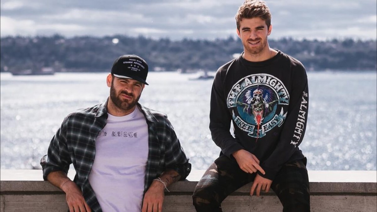 The Chainsmokers berfoto di depan sebuah danau atau laut beberapa waktu yang lalu